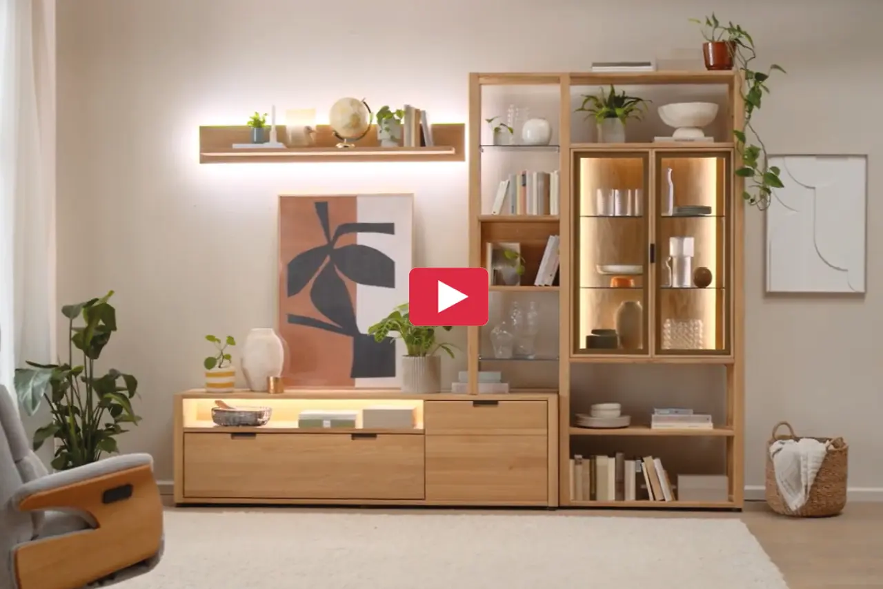 Wohnzimmermöbel aus Massivholz mit Vitrine, Lowboard und Wandregal. Dekoriert mit Blumen und Wohnaccessoires. Natürliche Einrichtung im modernen Wohnstil mit hochwertigen Holzmöbeln.